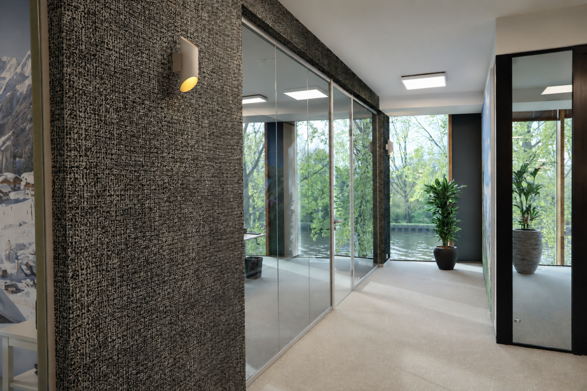 Modern kantoorinterieur met glazen wanden, sfeervolle wandbekleding en veel daglicht, ontworpen door Het Interieur Spreekuur voor ChaletsPlus.