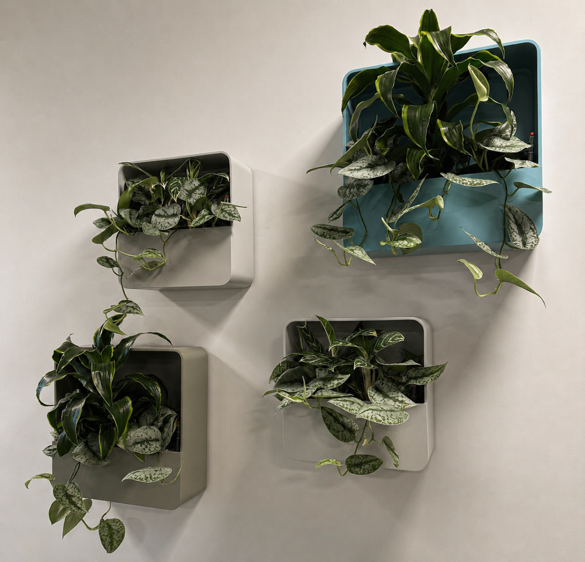Groene wanddecoratie met planten als biophilic design binnen een modern zakelijk interieur voor een gezonde en inspirerende werkomgeving.