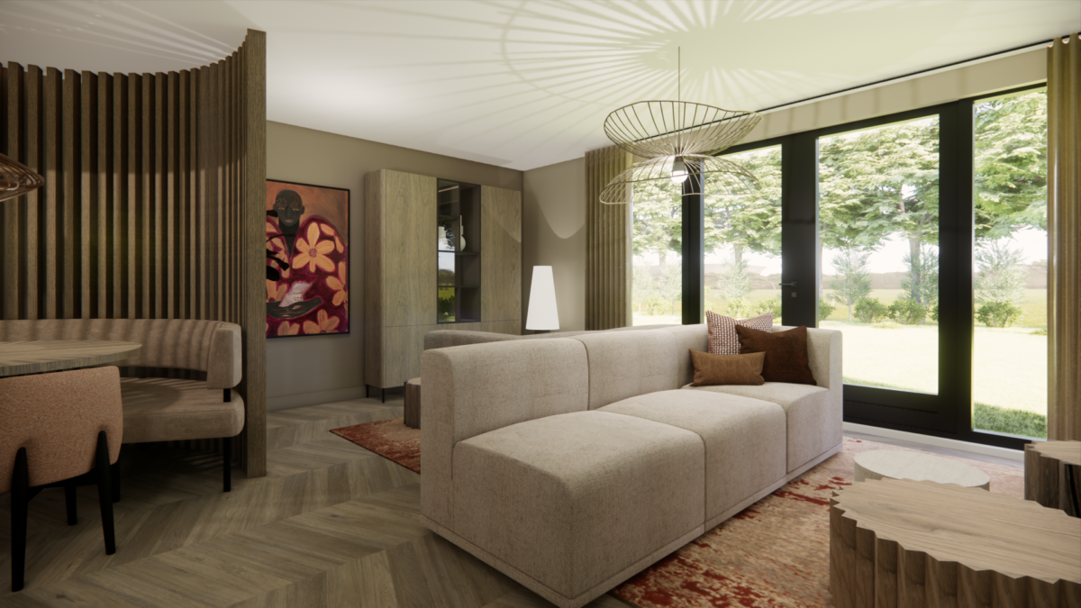 Warme woonkamer in hotel chique stijl met grote designbank, houten meubels en veel daglicht.