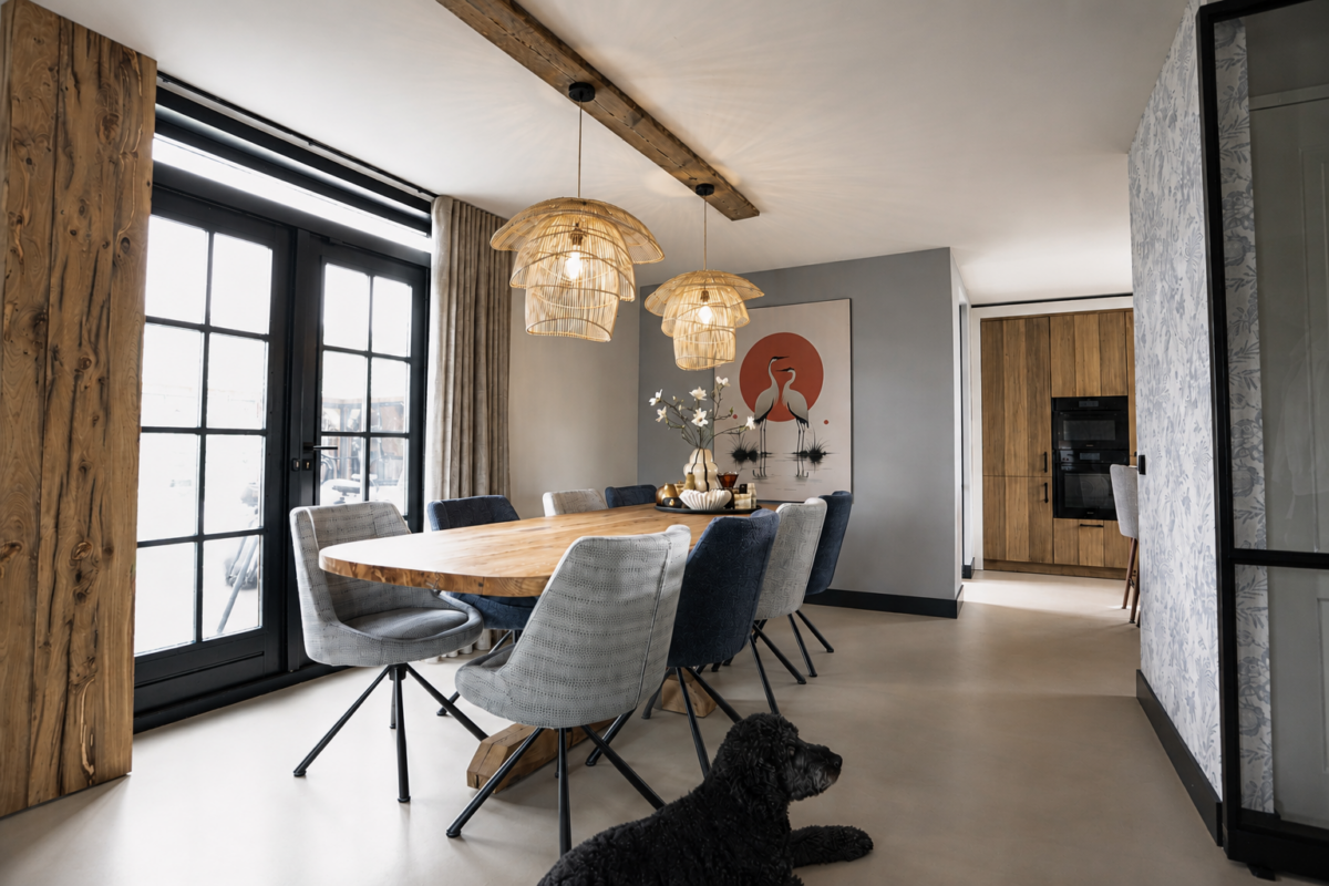 Ruime eetkamer met houten tafel, design hanglampen en eigentijds interieurontwerp