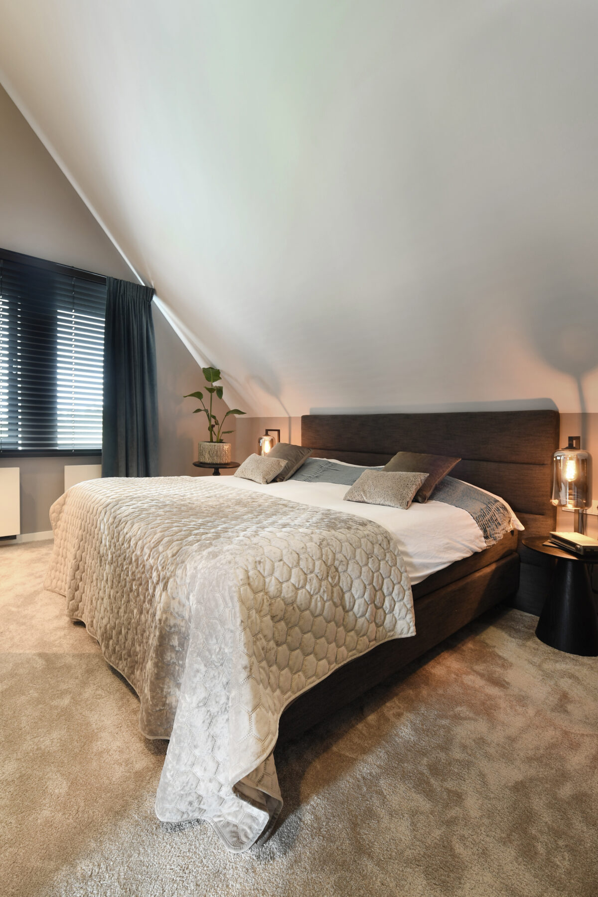 Luxe hotel chique master bedroom met maatwerk bed, zachte stoffen en sfeervolle verlichting