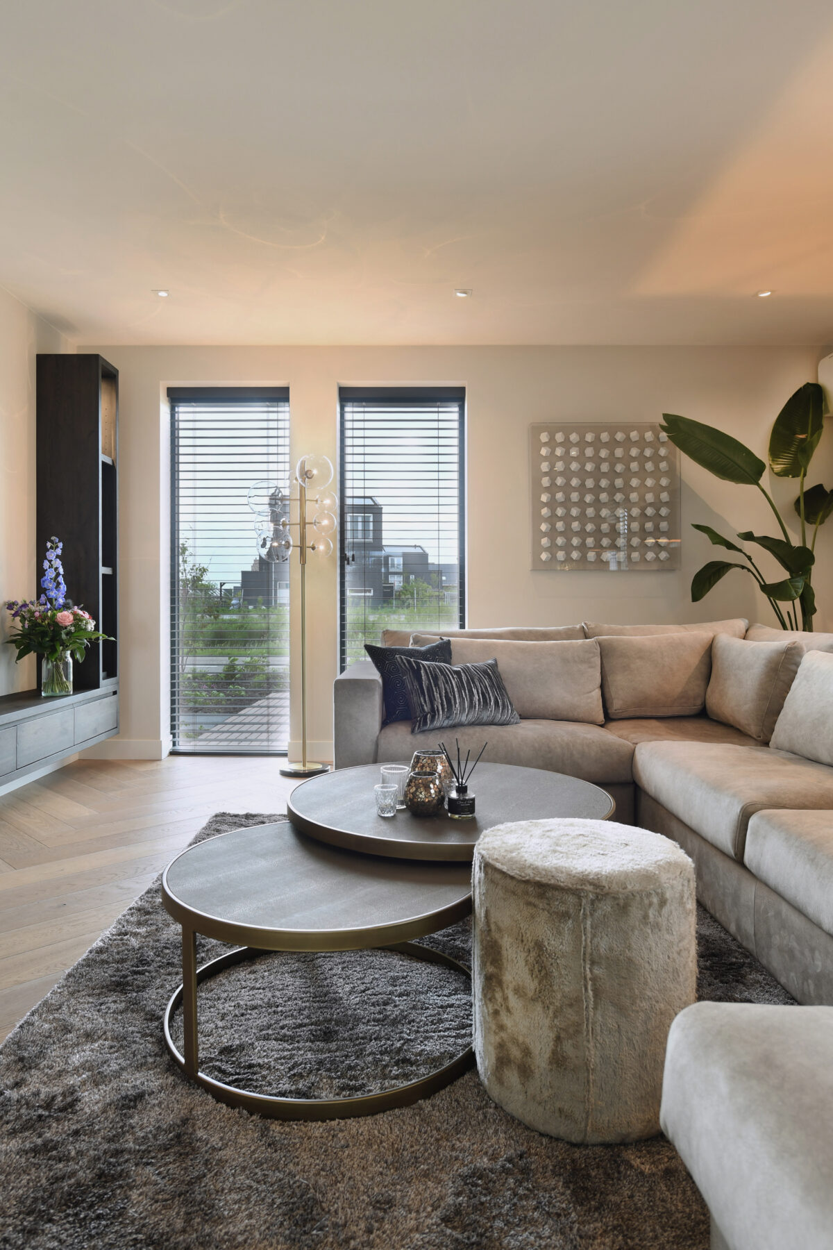 Luxe woonkamer met royale hoekbank, salontafels en warme hotel chique uitstraling