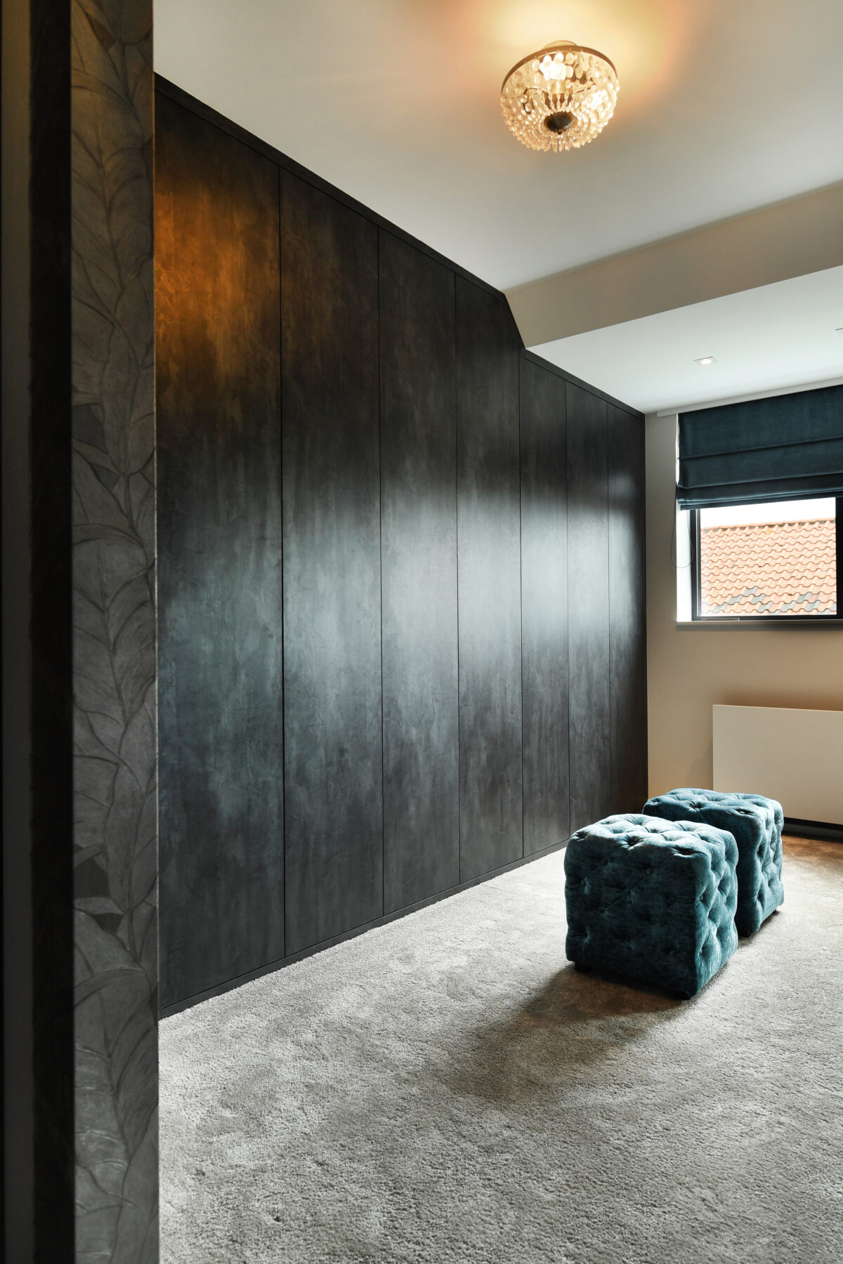 Hotel chique inloopkast op maat met donkere fronten, sfeerverlichting en luxe afwerking