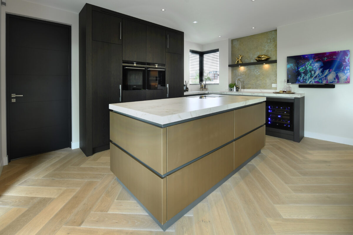 Luxe keuken met groot kookeiland, maatwerkkasten en hoogwaardige materialen
