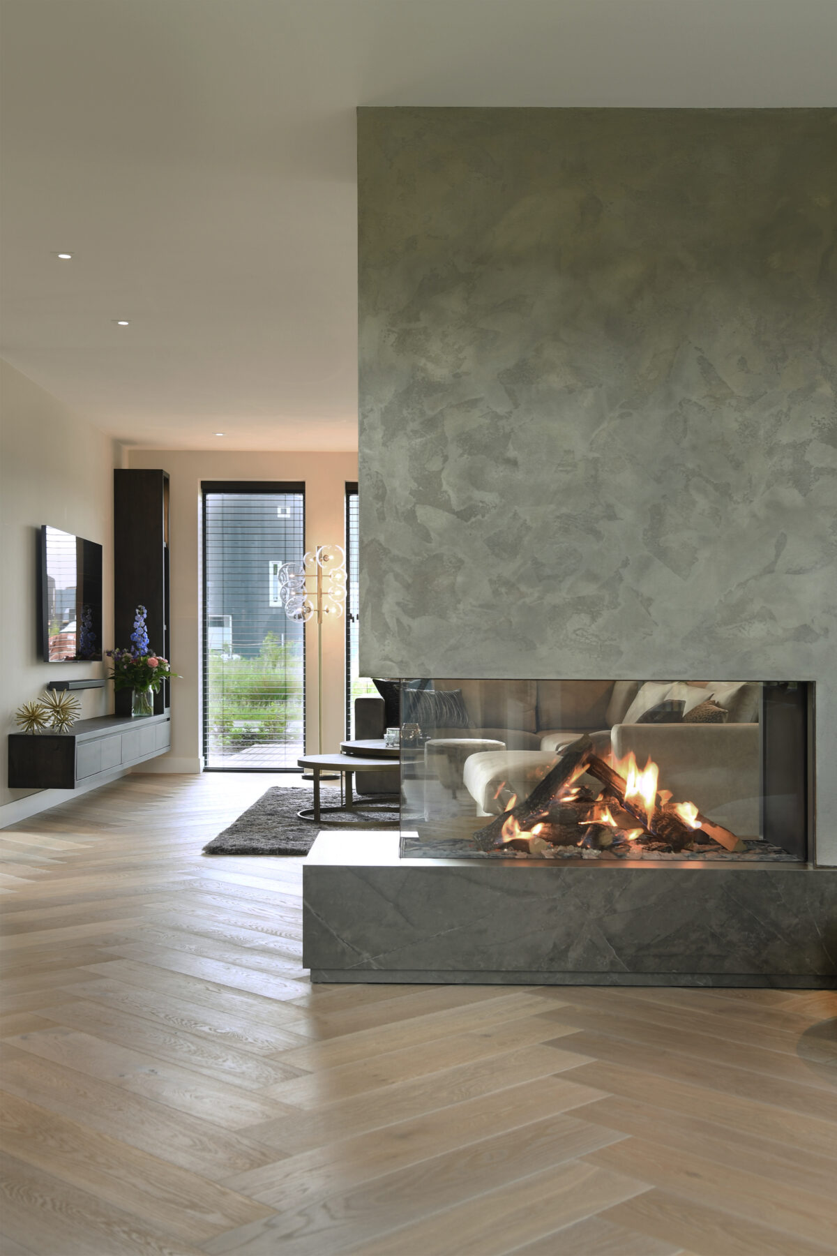 Moderne roomdivider haard als blikvanger in een luxe hotel chique woonkamer