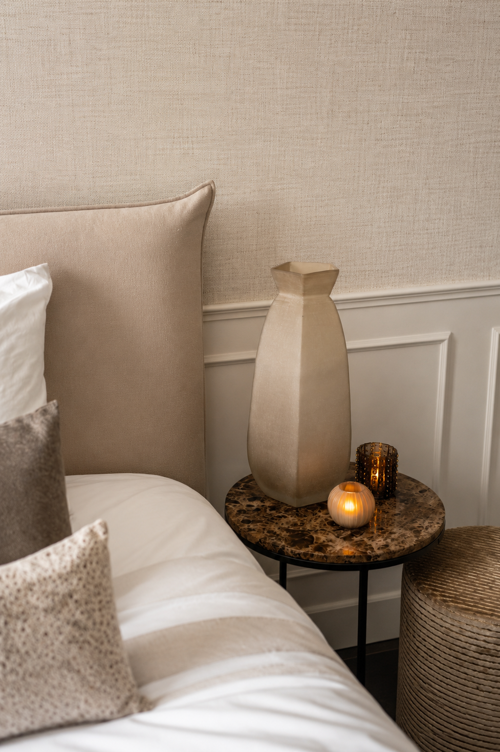 Hotel chique slaapkamer met hoog beige hoofdbord, luxe beddengoed en zachte neutrale tinten.