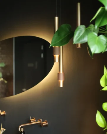 Ronde spiegel met indirecte verlichting en gouden wandlampjes